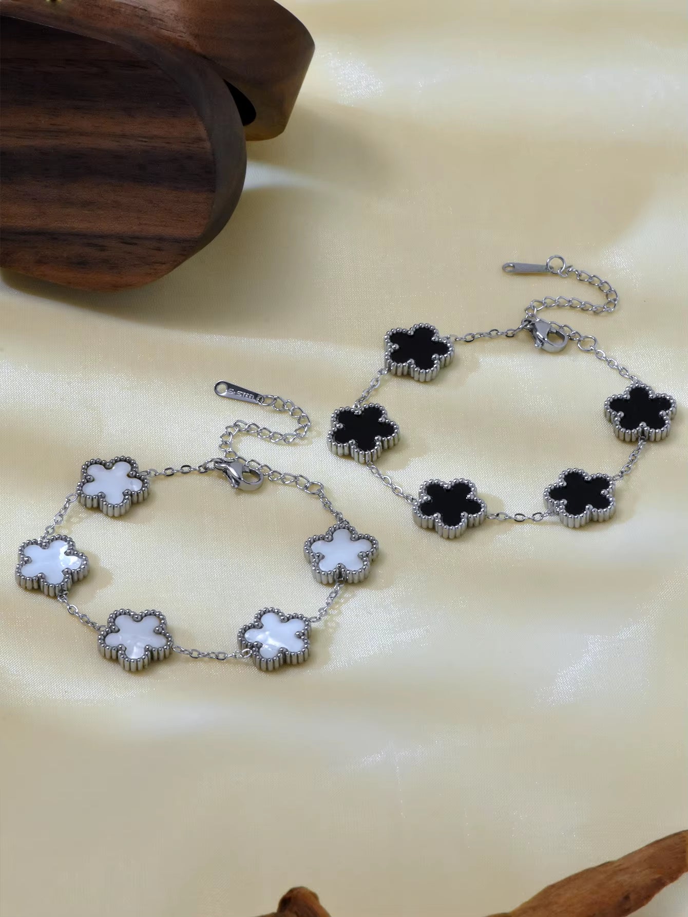 1 Piece Light Luxury Lucky Stainless Steel Five Flower Bracelet for Women'S Daily Commuter Accessories, Clover Jewelry Bracelet