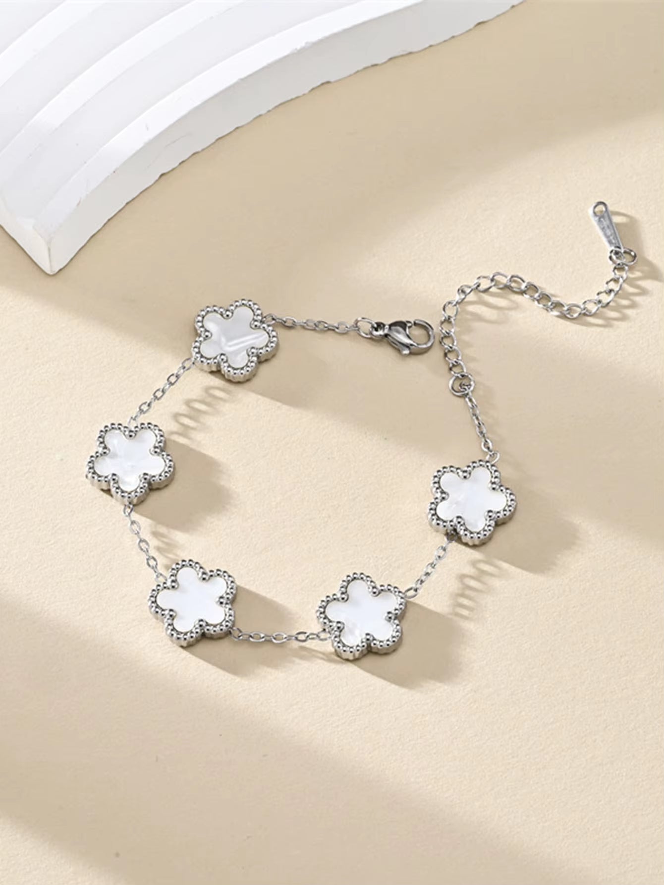 1 Piece Light Luxury Lucky Stainless Steel Five Flower Bracelet for Women'S Daily Commuter Accessories, Clover Jewelry Bracelet